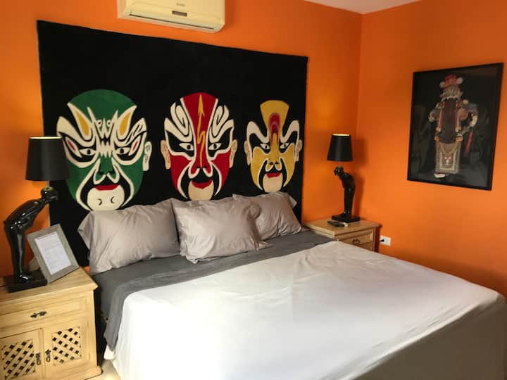 Azijska soba: novi bračni krevet, novi jastuci, kupaonica, klima-uređaj, stropni ventilator, TV ravnog ekrana i ormar. 