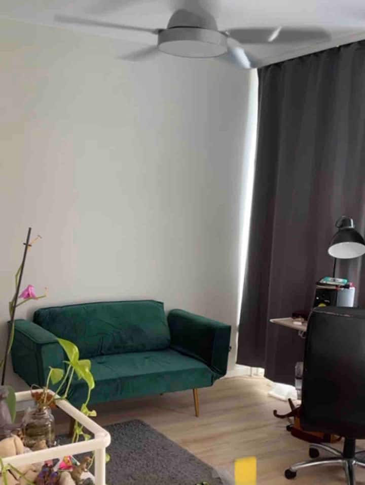 Cozy, Green Studio With A Balcony In Berlin - Berlín
