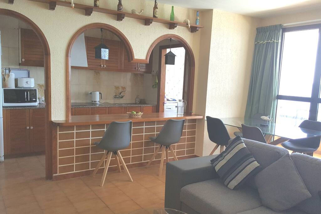 Barra y cocina sin dejar de ver el mar