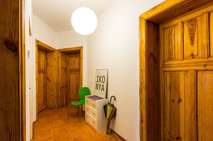 Huge place! 3 great rooms, central and convinient