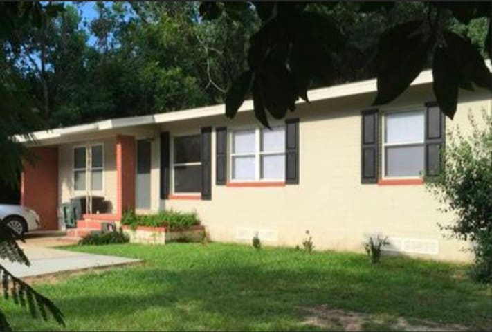 MASTER SUITE—(5-10min downtown & 2-5min to FSU)