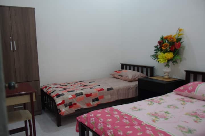 Kjo është dhoma e dytë e gjumit, e kompletuar me 2 krevate tek, një dollap të vogël, një dollap, tavolinë veshjeje dhe kondicioner.