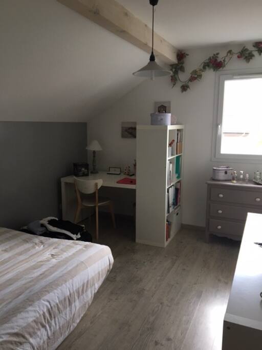 chambre spacieuse et lumineuse