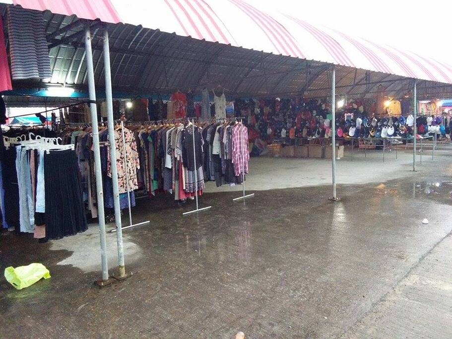 มีตลาดนัดซึ่งมีของขายมากมาย