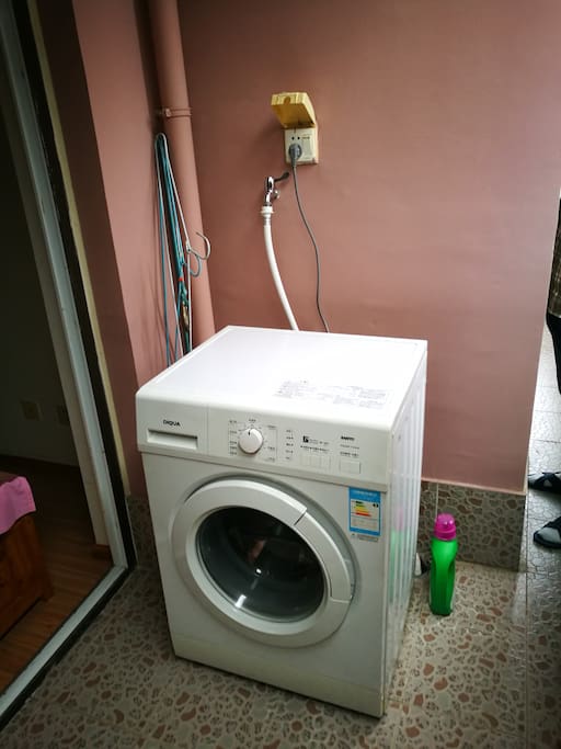提供洗衣机及洗衣液自助洗衣