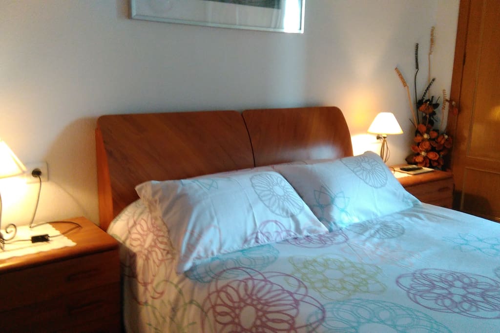 Dormitorio principal con baño y salida a la terraza.