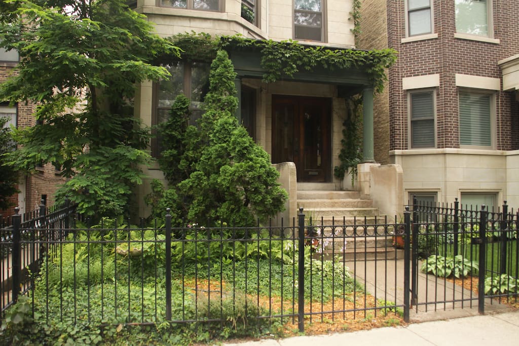 Cute Brownstone in Lakeview - Apartments for Rent in  
