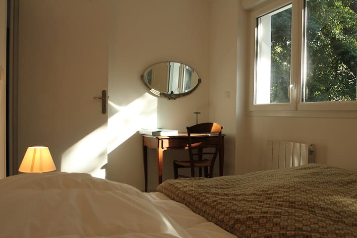 غرفة نوم واحدة #3 مزدوجة تطل على الجزء الخلفي من المنزل. إمكانية وضع سرير أطفال فيه.