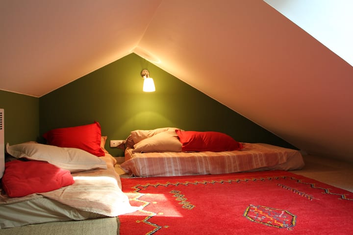 ترتيبات النوم في العلية مع سريرين على الأقل على الأرض. تتوفر مرتبة فوتون واحدة وثلاث مراتب.  (مثالية للأطفال أو البالغين الصغار).