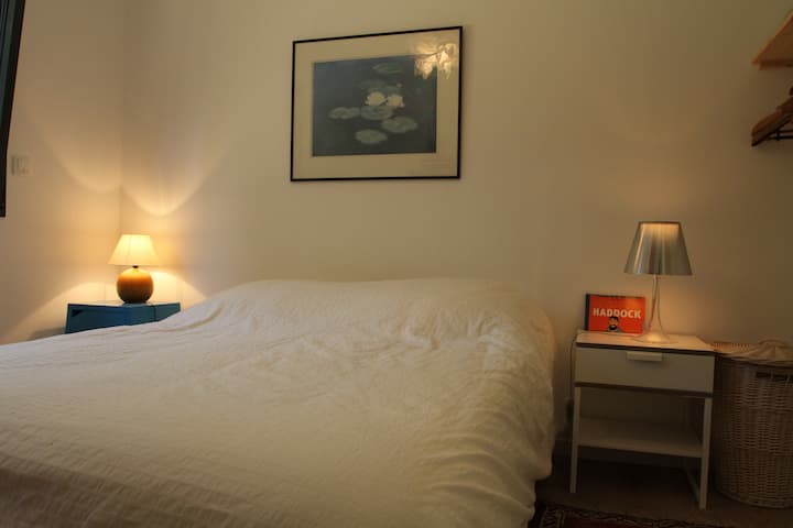 غرفة نوم واحدة #1 مزدوجة تطل على واجهة المنزل.