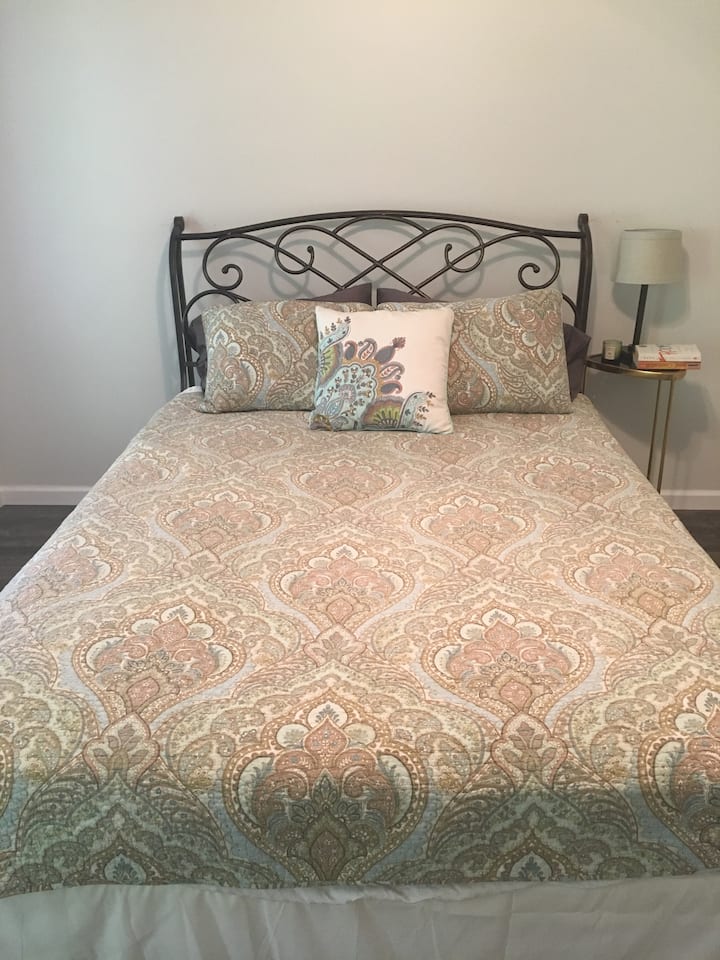 Dormitorio queen #2 con baño privado Jack y Jill.