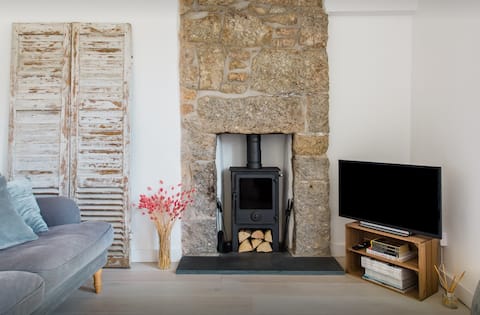 Top performing Airbnb: Stylish cosy cottage in Mousehole close to harbour in Penzance