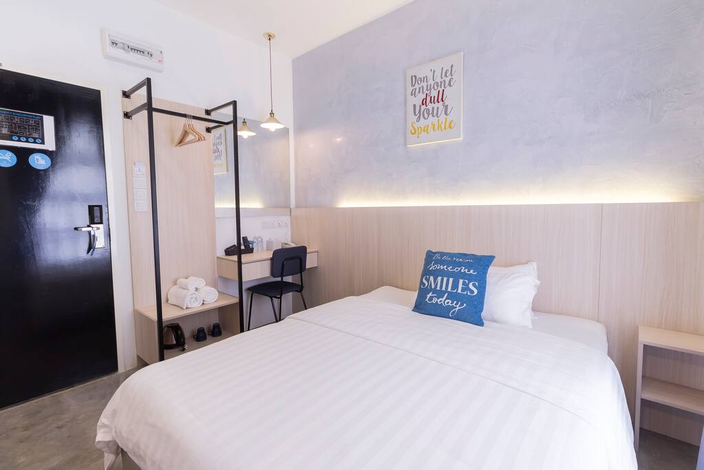Room - Queen bed