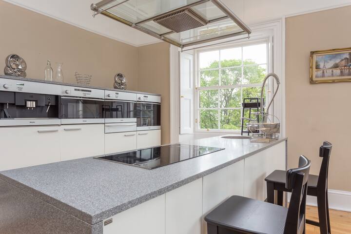 Prime City Centre Location – 4 Bed Penthouse gallery image 2