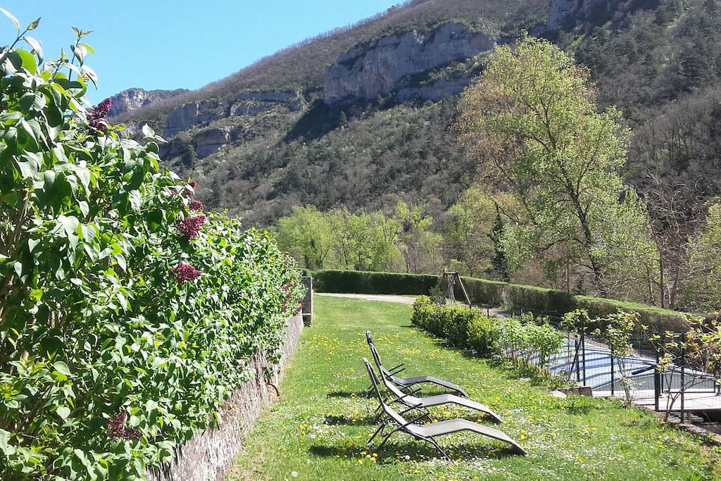 Le jardin au bord de la rivière où il faut bon regarder les vautours voler!