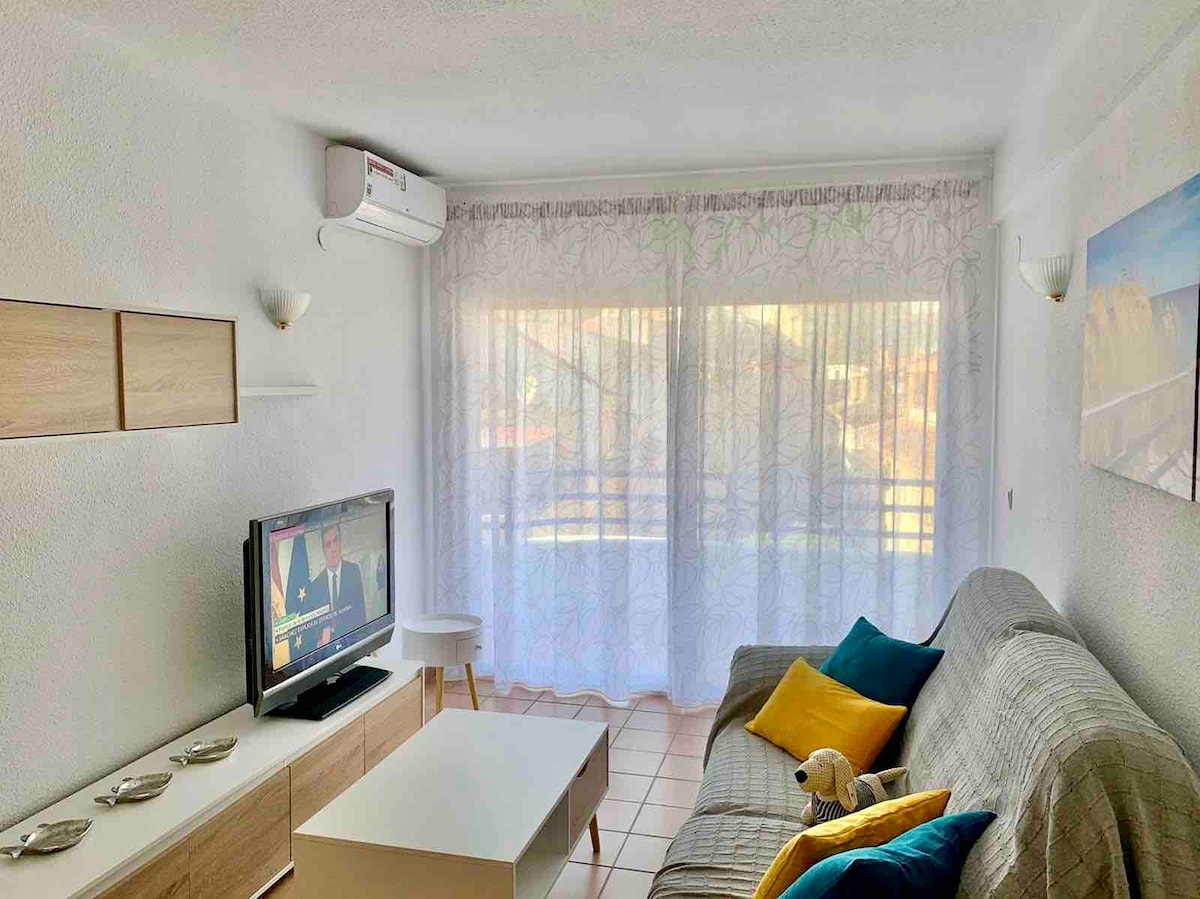Relájate en el cómodo salón con agradables vistas de la ciudad.  Televisión inteligente, altavoz de música Bluetooth, mesa de centro y mesa de comedor, cómodo sofá y aire acondicionado.