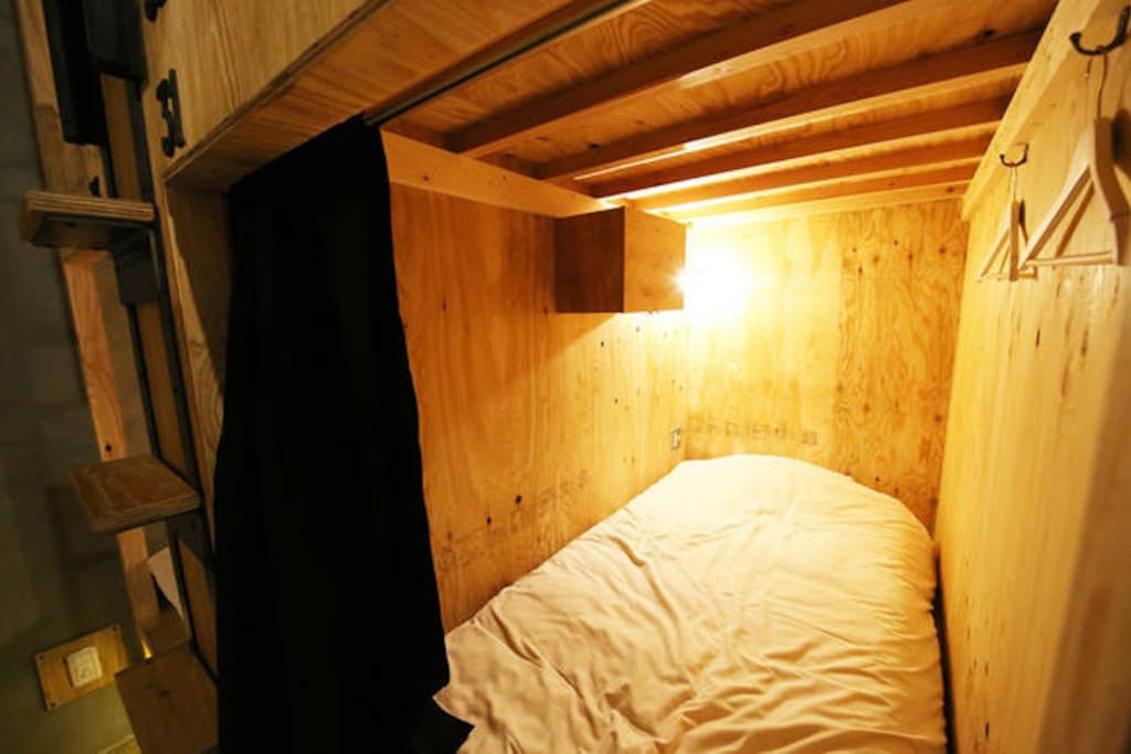 女性専用部屋のベッド1台。カプセルタイプの二段ベッドで快適です。