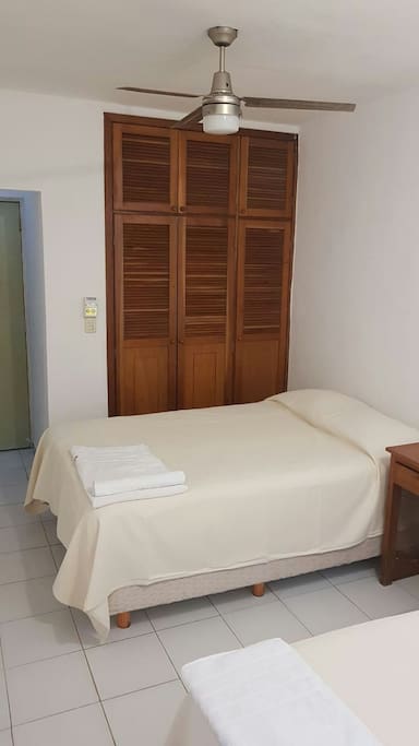 Habitación con closet y baño privado