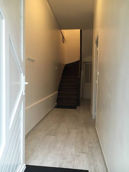 Entrée Rez de chaussé, couloir de distribution très pratique pour y ranger des vélos sans être gêné .