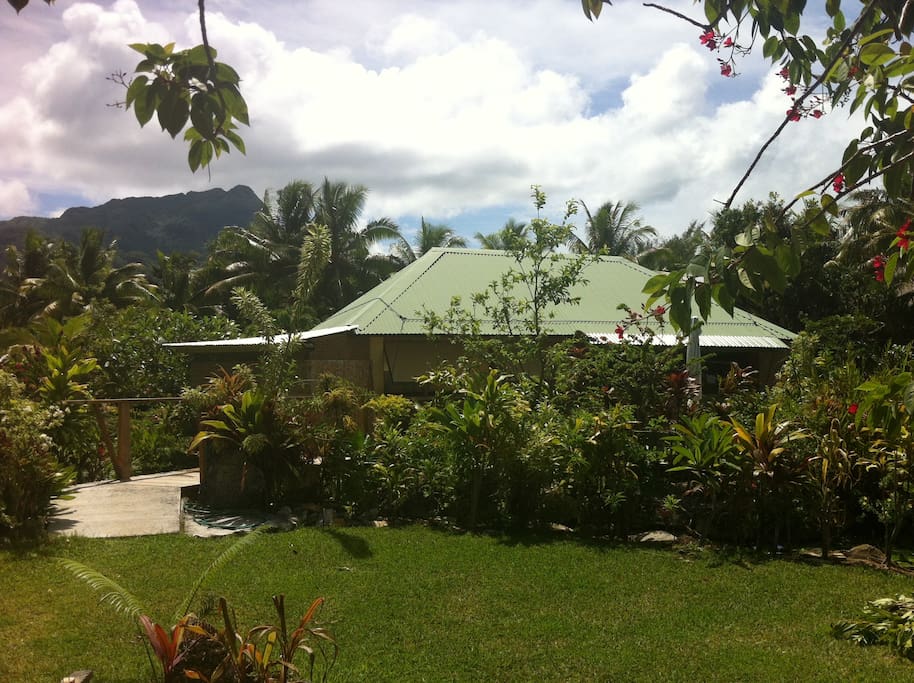 Prime, best island location! Vaivaa is surrounded by beauty. The ocean is a few steps away, beautiful gardens, the lily-filled lake, beaches, the famous Huahine turquoise lagoon, and mountains.