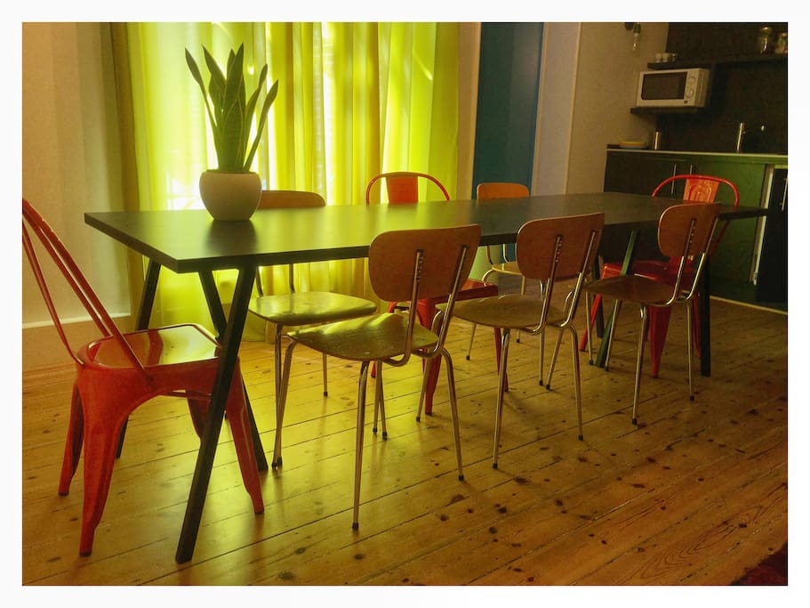 Lange tafel voor de gasten. Zithoek en kitchenette.