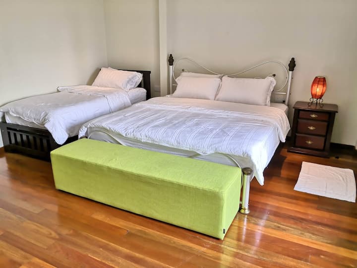 Suitable for long day. King and single beds can sleep 3-4 persons. The room has 2 entrances (one from the garden, bypassing the villa entrance). It is invalid friendly. Doors and toilet are wide enough to allow wheelchairs to pass. 