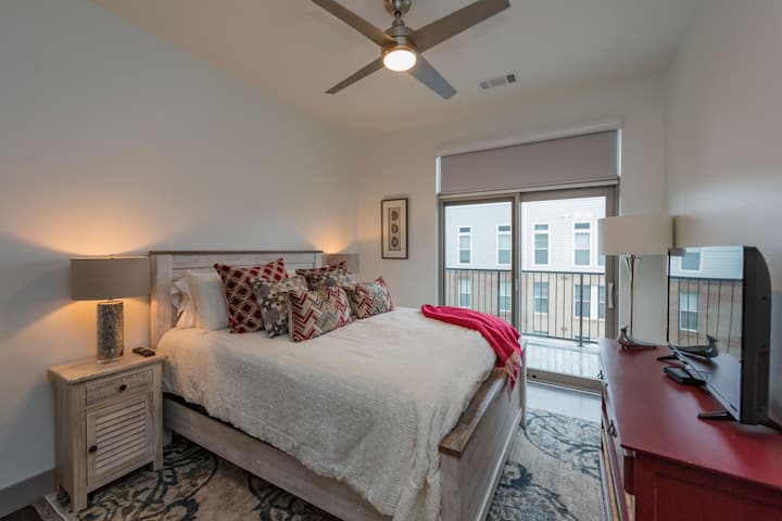 חדר שינה עם מיטת קווין סייז נוחה. 

