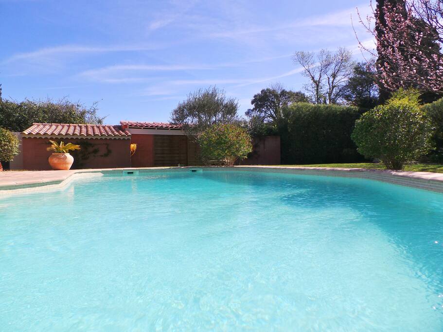 La piscine 9mx4,5m.
Profondeur : 1.2m à 2m. Entretien par pisciniste 1 fois par semaine.
