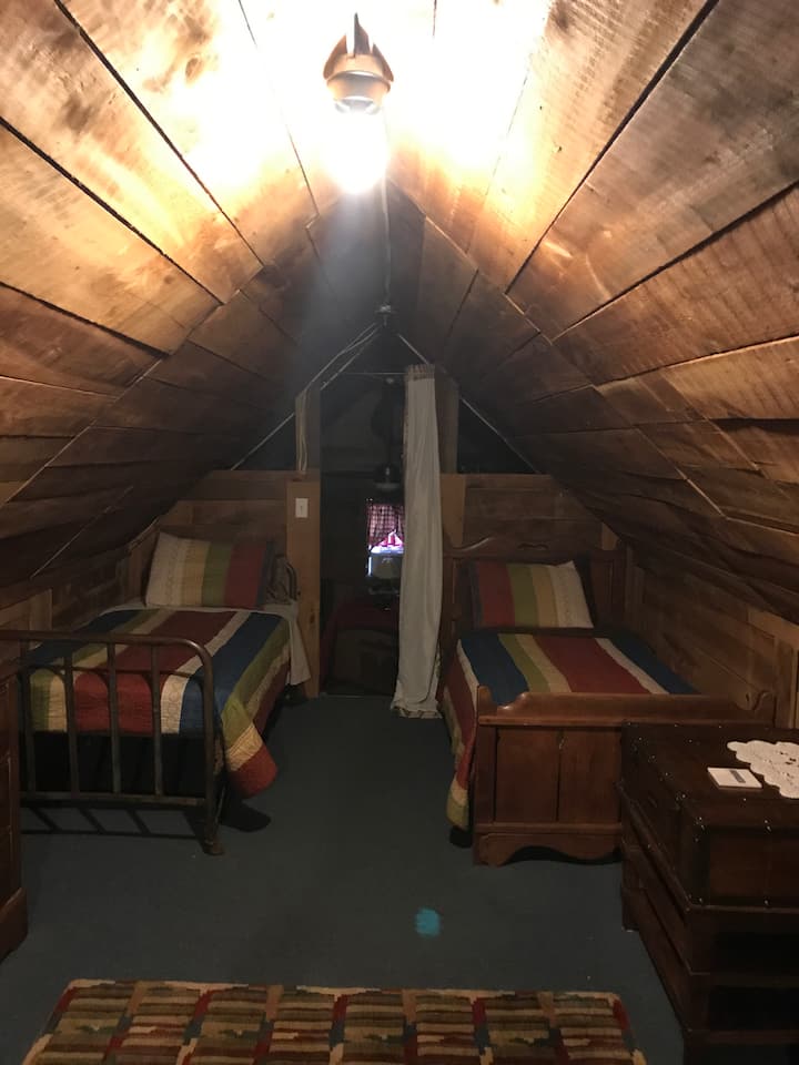 Adjoining loft bedroom with twin beds and king size bed.