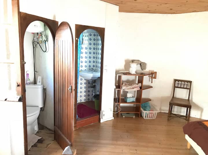 ห้องสุขาและห้องอาบน้ำฝักบัวที่อยู่ติดกับห้องนอนชั้นสอง