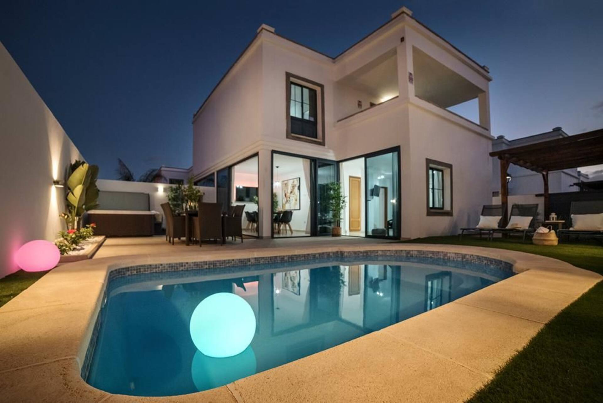 Villa Palmera: Jacuzzi and heated pool