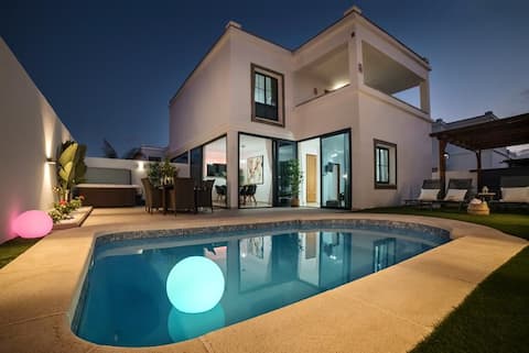 Villa Palmera : Jacuzzi and Heated Pool