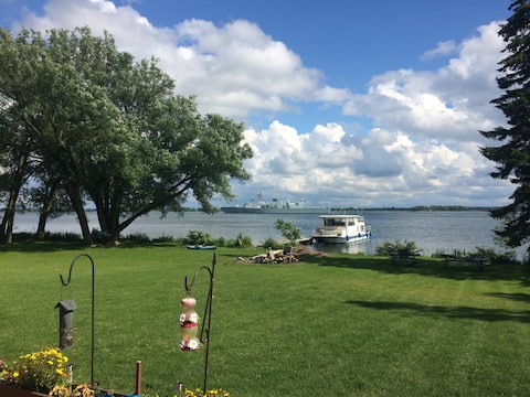 Fish ON! Charming cottage, 
 St. Lawrence 60' dock