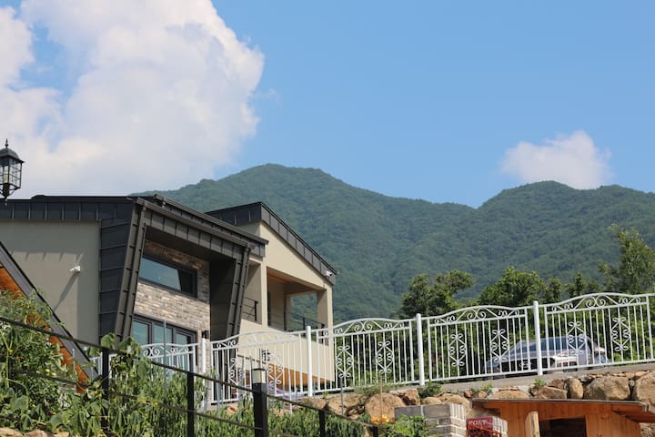 New construction, valley 1 minute, quiet and clean