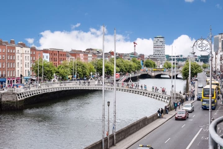 Modish condo overlooking River Liffey