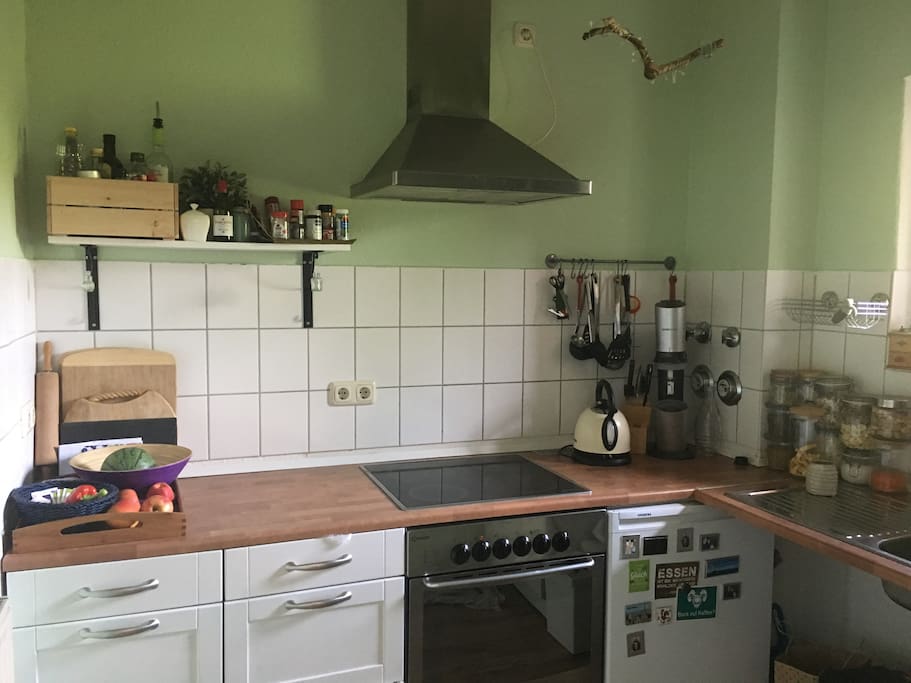 Küche mit Abzugshaube und Fenster