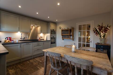 Unobstructed castle views in fantastic location