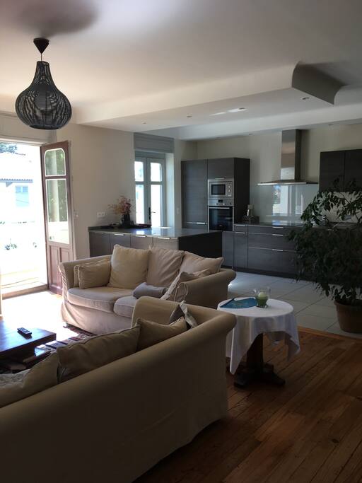 Salon ouvert sur cuisine