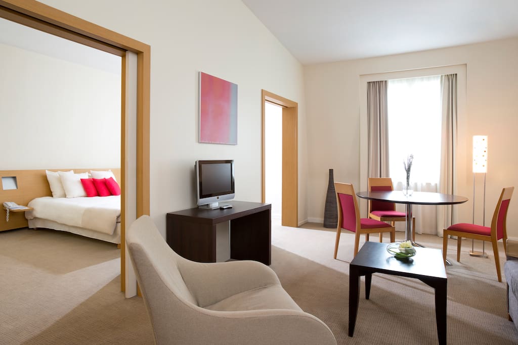 Un salon agréable et chaleureux communique avec la chambre