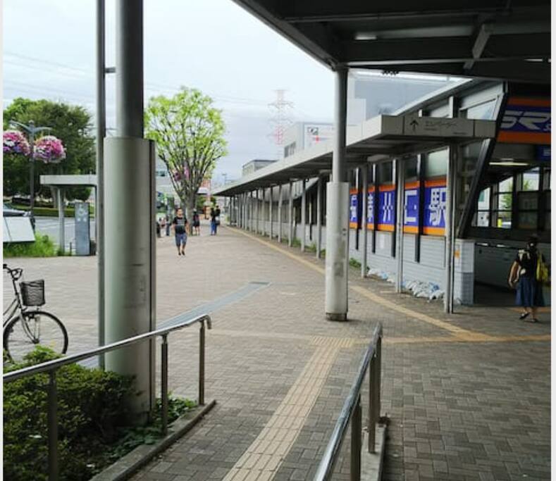 改札出てすぐ左、そのまま真っ直ぐ北上して、約1km歩いたら右折。車送迎希望要相談。