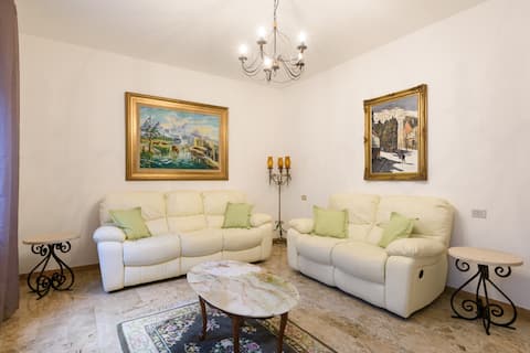 Top performing Airbnb: Beautiful 3 Bedroom Apartment in Center with AC in Montepulciano