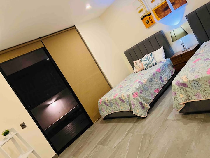 Опуштете се и уживајте во удобен престој во нашата спална соба со два двојни кревета, балкон, приватна бања и директен пристап до градината.