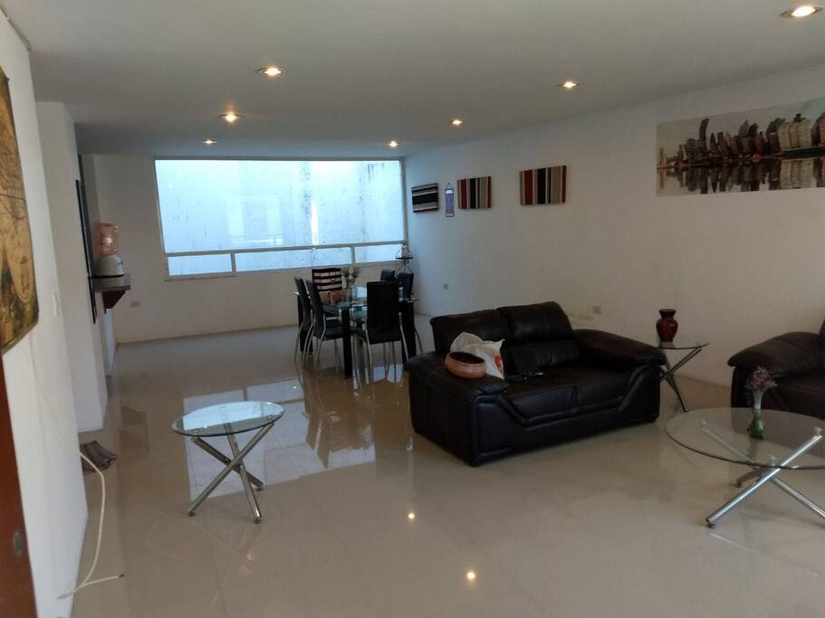 amplio departamento. muy agradable y lleno de detalles vanguardistas, cómodo y amueblado, gran espacio en la sala - comedor