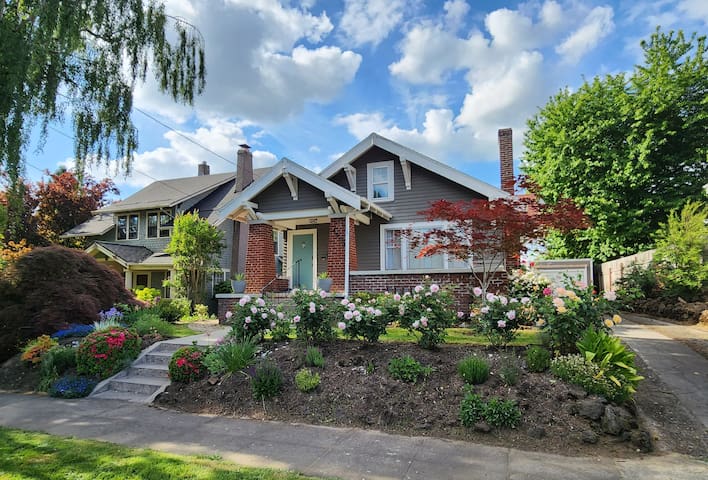 Frankie’s Place; Walkable Craftsman luxury!