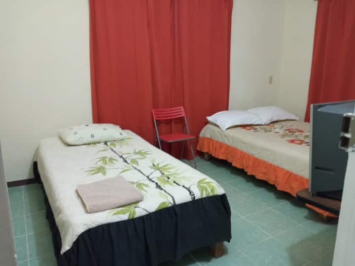 Recámara no. 2
Una cama matrimonial
Una cama individual
Climatizada
Tv. Con Cable
Baño privado fuera de la habitación
