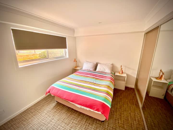 楼下的标准双人床卧室