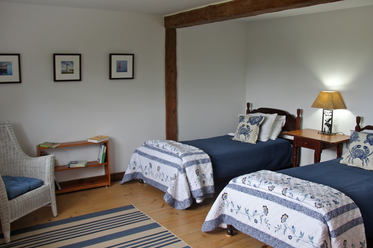 La camera da letto blu dispone di due letti singoli e due sedie da lettura. (La camera da letto verde e rossa ha ciascuna una sedia da lettura.)