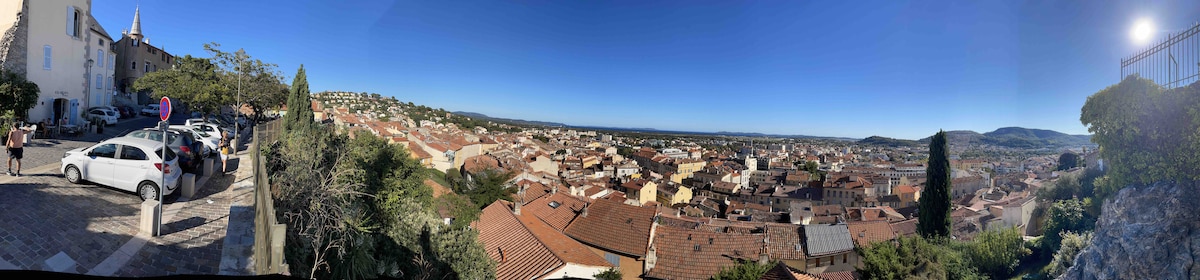 Annonce Airbnb populaire: Furnished Studio – Sea View – Old Hyères – Medieval Center à Hyères