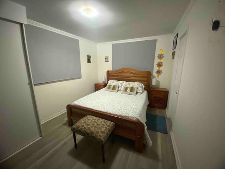 غرفة نوم رئيسية، سرير بمقعدين، خزانة للمشي، حمام مع دش.
هناك أيضًا مكتب صغير مع كرسي عمل. غرفة نوم رئيسية، وسرير بمقعدين، وخزانة للمشي، وحمام مزود بدش.
يوجد أيضًا مكتب صغير