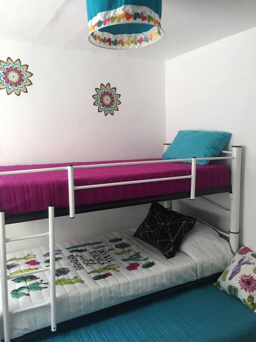 Habitación con 3 camas individuales en litera. Aire acondicionado